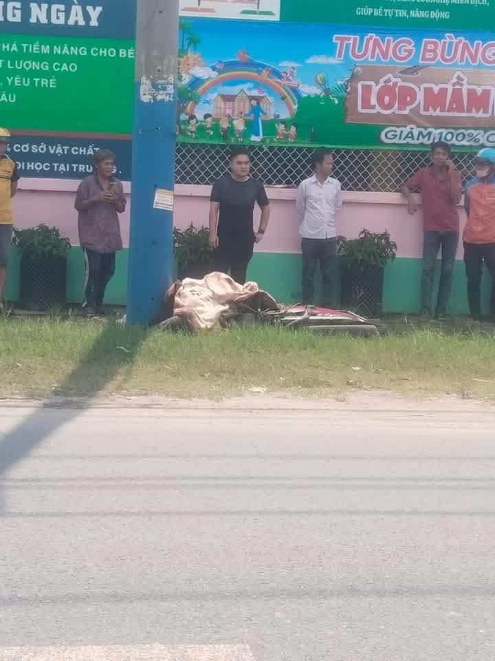 Trên đường đi đóng viện phí cho mẹ, người phụ lao xe vào cột điện, tử vong tại chỗ: 7 giây thương tâm- Ảnh 1.