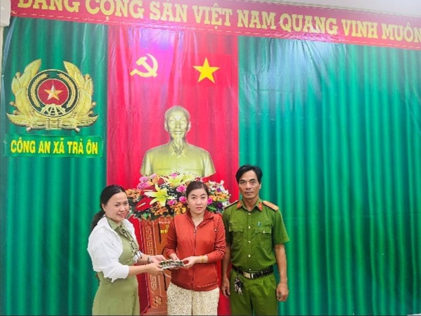 Nhận được 68 triệu đồng từ tài khoản lạ, người phụ nữ sinh năm 1990 vội bay từ Malaysia về nước để trình báo công an - Ảnh 1.