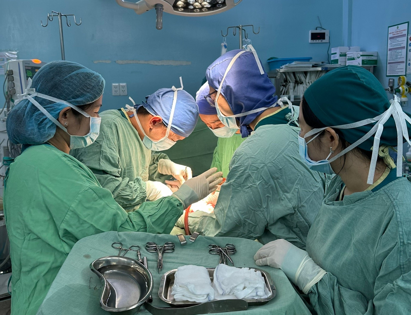 Bé gái 3 tuổi cứ ho và sốt suốt, bác sĩ sốc nặng khi gắp ra thứ &quot;đáng sợ&quot; bên trong - Ảnh 1.