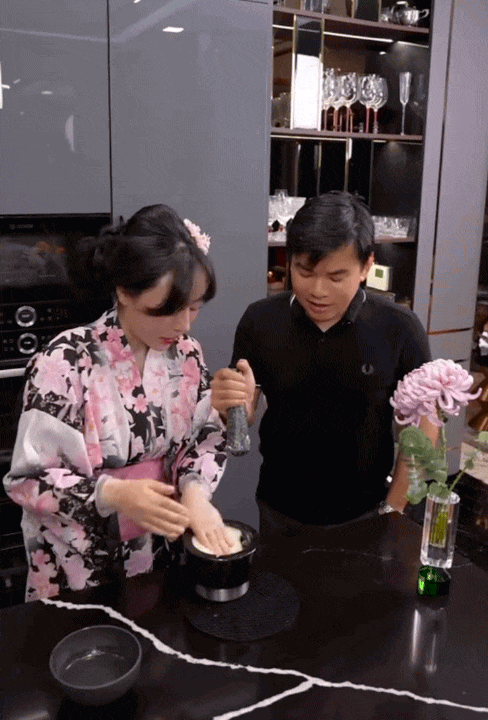Phú bà chịu chơi nhất vịnh Bắc Bộ đây rồi: Mỗi ngày đưa cả gia đình đến 1 nước, đỉnh thế này chồng nào chán được! - Ảnh 1.