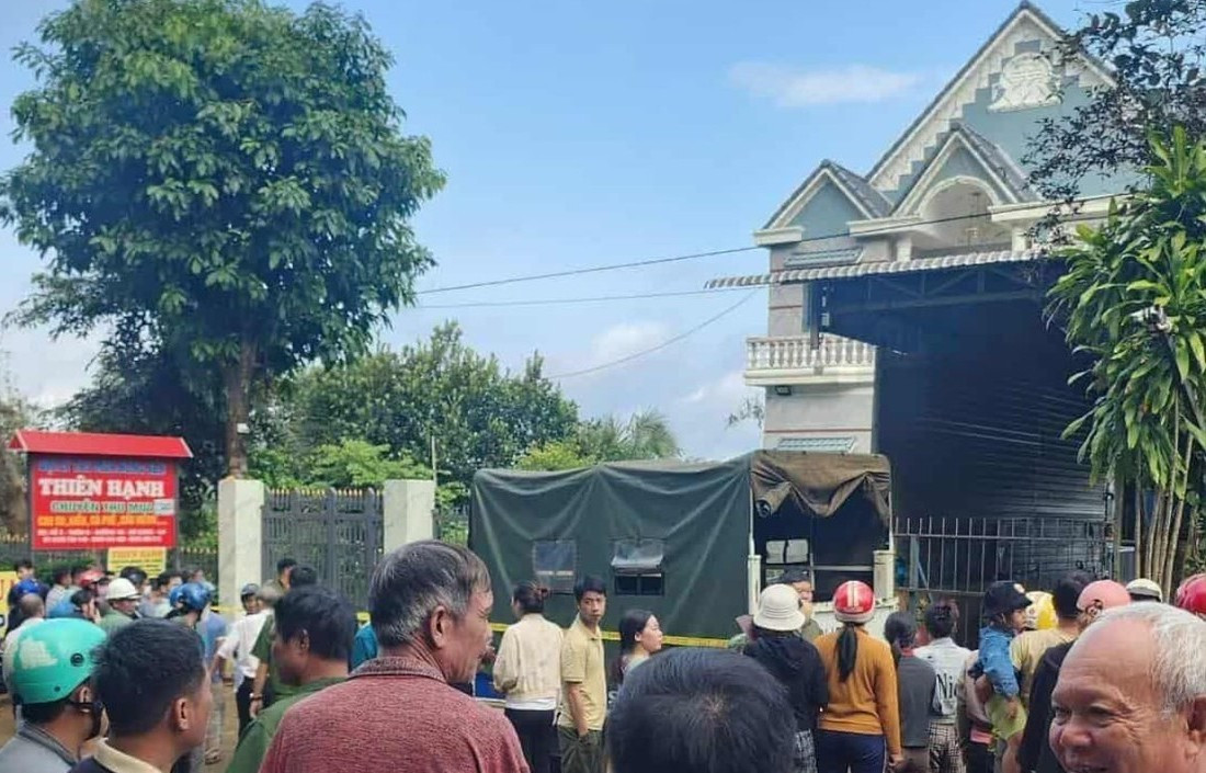 Vụ 3 người trong gia đình tử vong: Kẻ bịt mặt cầm súng rời khỏi hiện trường - Ảnh 1.
