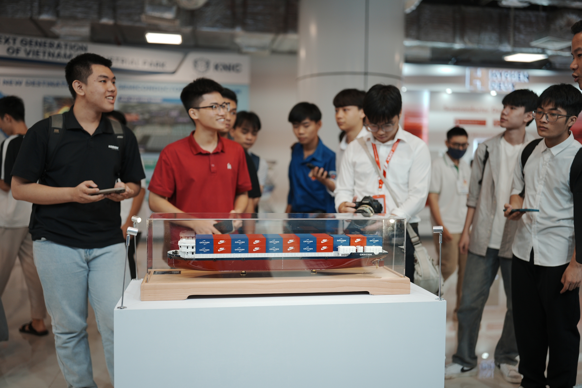 Triển lãm VIIE 2025: Hàng nghìn bạn trẻ đổ về khám phá công nghệ, trải nghiệm chuyển đổi xanh và tài chính số - Ảnh 11.