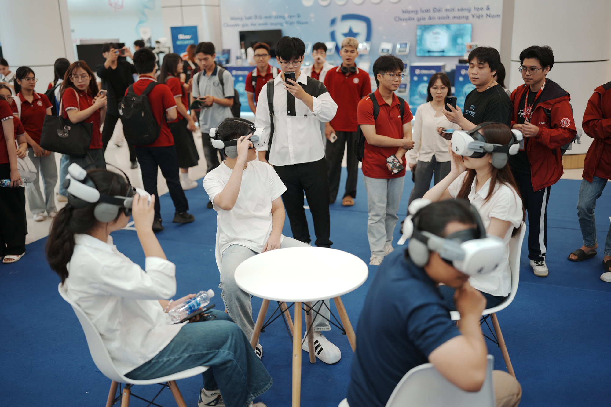 Triển lãm VIIE 2025: Hàng nghìn bạn trẻ đổ về khám phá công nghệ, trải nghiệm chuyển đổi xanh và tài chính số - Ảnh 4.