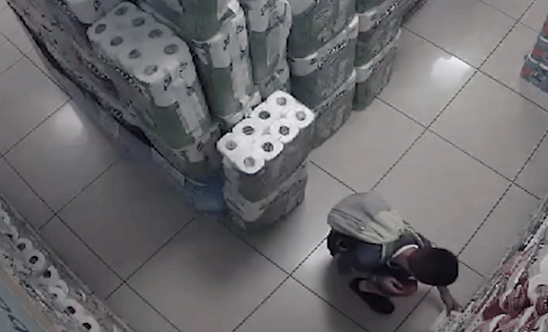 Cả siêu thị hỗn loạn vì hành động của cậu bé 10 tuổi - Ảnh 1.