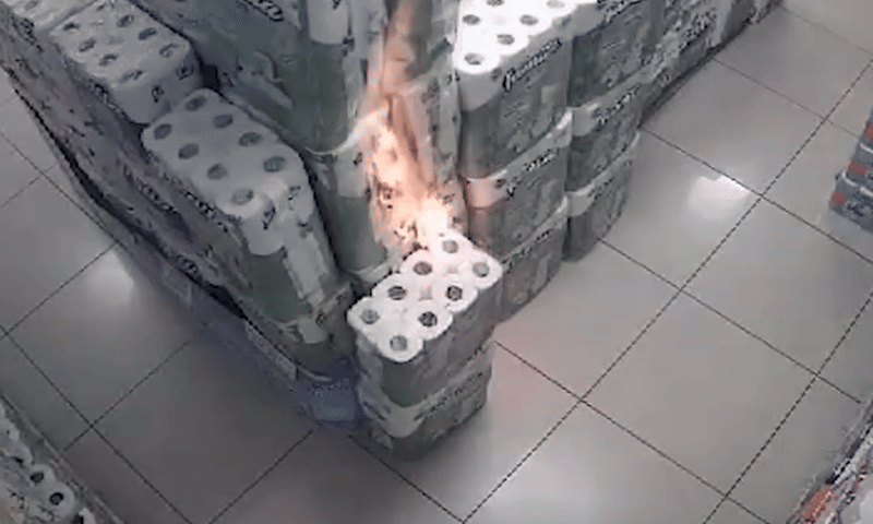 Cả siêu thị hỗn loạn vì hành động của cậu bé 10 tuổi - Ảnh 2.