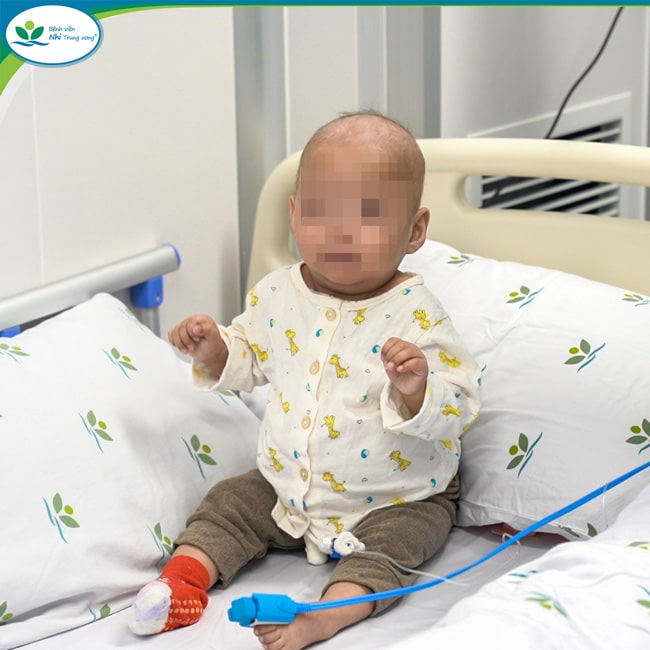 Bé gái mắc suy giảm miễn dịch bẩm sinh thể nặng được hồi sinh sự sống nhờ ghép tế bào gốc tủy xương thành công- Ảnh 1.