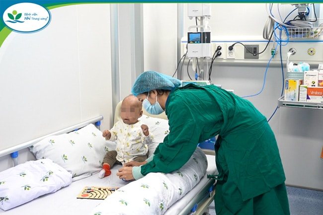 Bé gái mắc suy giảm miễn dịch bẩm sinh thể nặng được hồi sinh sự sống nhờ ghép tế bào gốc tủy xương thành công- Ảnh 4.