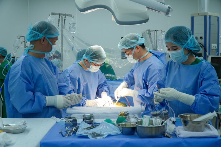 Anh ruột hiến gan cứu em trai 'từ cõi chết' - Ảnh 1.