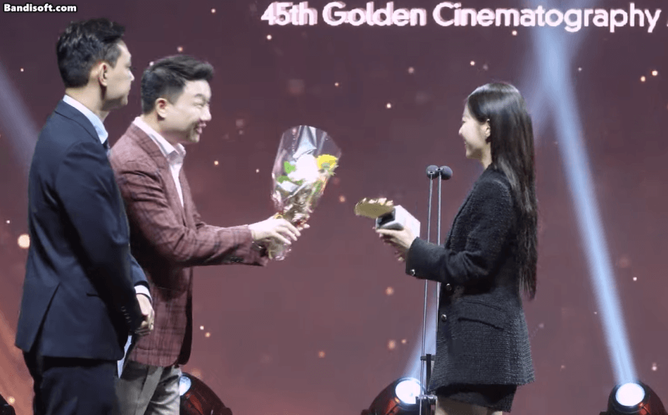 Không biết ăn gì mà mỹ nhân này cứ trẻ mãi thế: Đây là 18 tuổi chứ 35 nỗi gì, soi cả ngày không thấy nếp nhăn - Ảnh 1.
