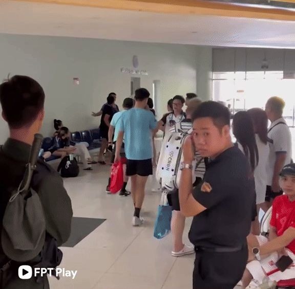 CĂNG: Lý Hoàng Nam chỉ tay thẳng mặt, Trương Vinh Hiển được mọi người can ra trong hậu trường giải đấu- Ảnh 3.