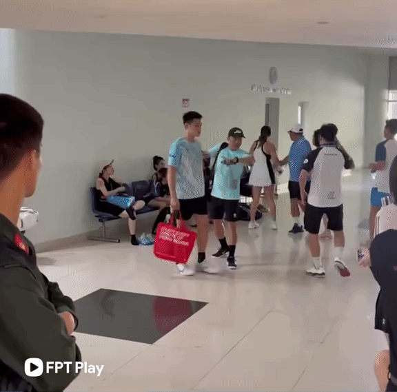 CĂNG: Lý Hoàng Nam chỉ tay thẳng mặt, Trương Vinh Hiển được mọi người can ra trong hậu trường giải đấu- Ảnh 2.