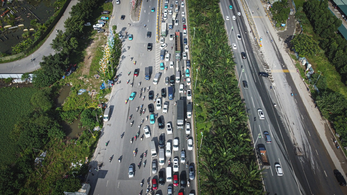 Đường gom Đại lộ Thăng Long vẫn ngập, xe nối đuôi ùn dài hàng km - Ảnh 9.