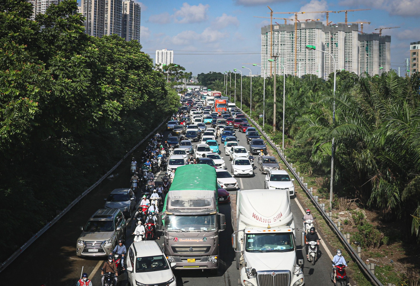 Đường gom Đại lộ Thăng Long vẫn ngập, xe nối đuôi ùn dài hàng km - Ảnh 10.