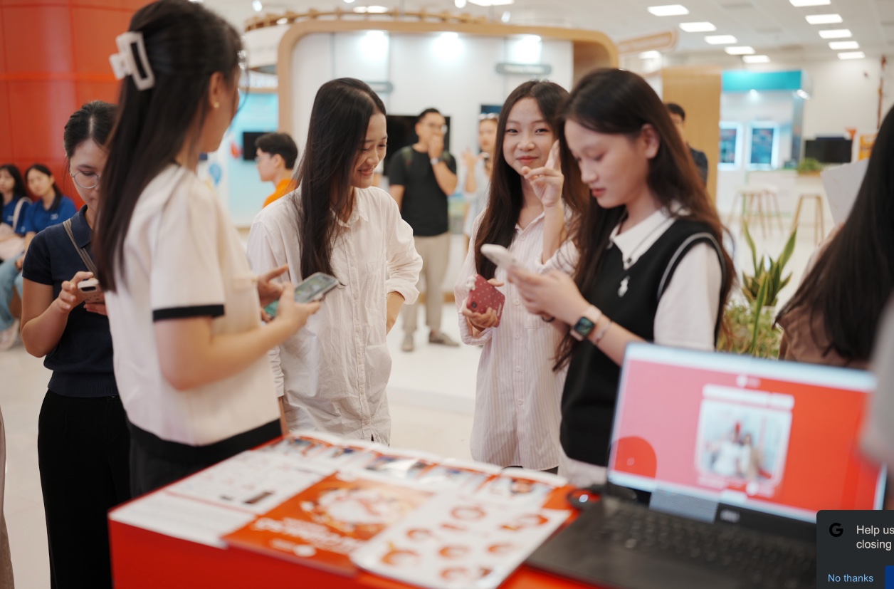 Triển lãm VIIE 2025: Hàng nghìn bạn trẻ đổ về khám phá công nghệ, trải nghiệm chuyển đổi xanh và tài chính số - Ảnh 13.