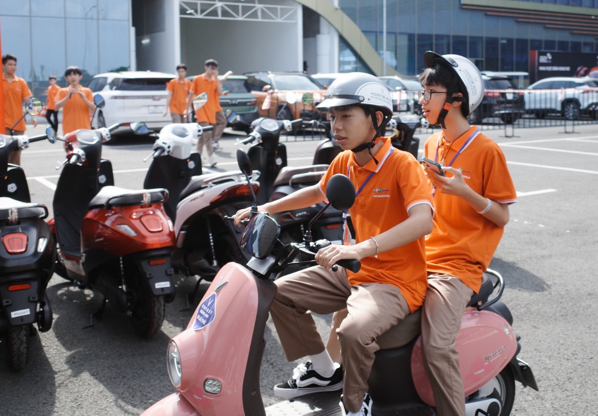 Triển lãm VIIE 2025: Hàng nghìn bạn trẻ đổ về khám phá công nghệ, trải nghiệm chuyển đổi xanh và tài chính số - Ảnh 7.