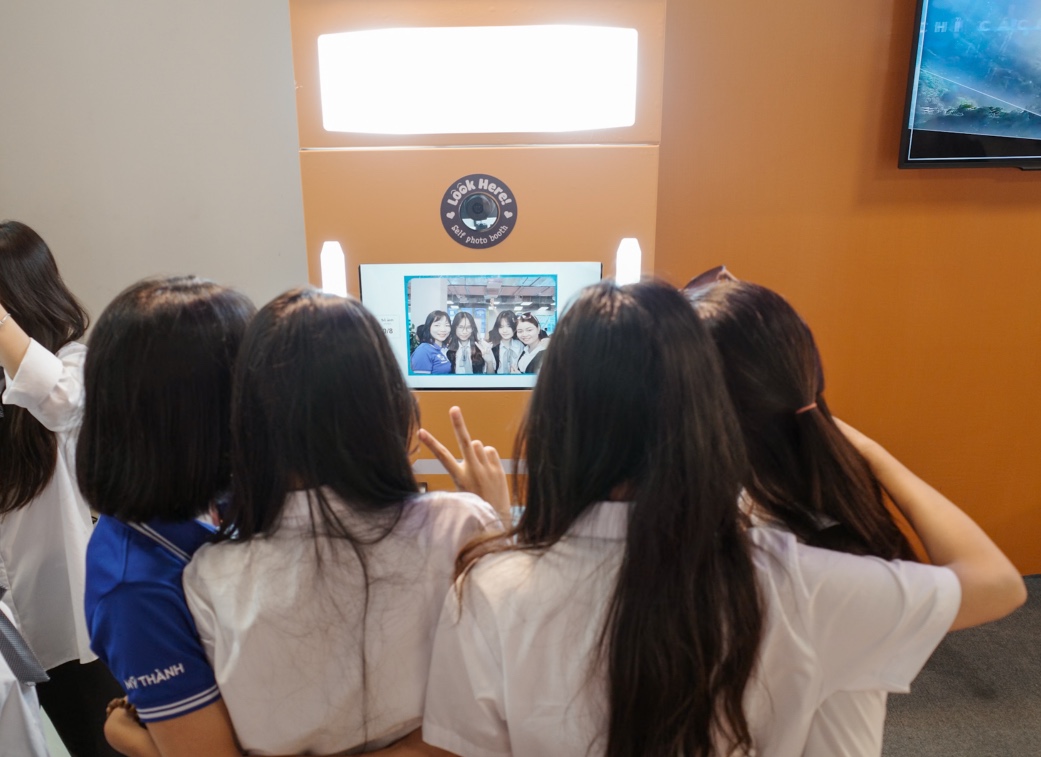 Triển lãm VIIE 2025: Hàng nghìn bạn trẻ đổ về khám phá công nghệ, trải nghiệm chuyển đổi xanh và tài chính số - Ảnh 15.