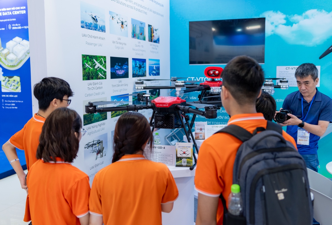 Triển lãm VIIE 2025: Hàng nghìn bạn trẻ đổ về khám phá công nghệ, trải nghiệm chuyển đổi xanh và tài chính số - Ảnh 16.