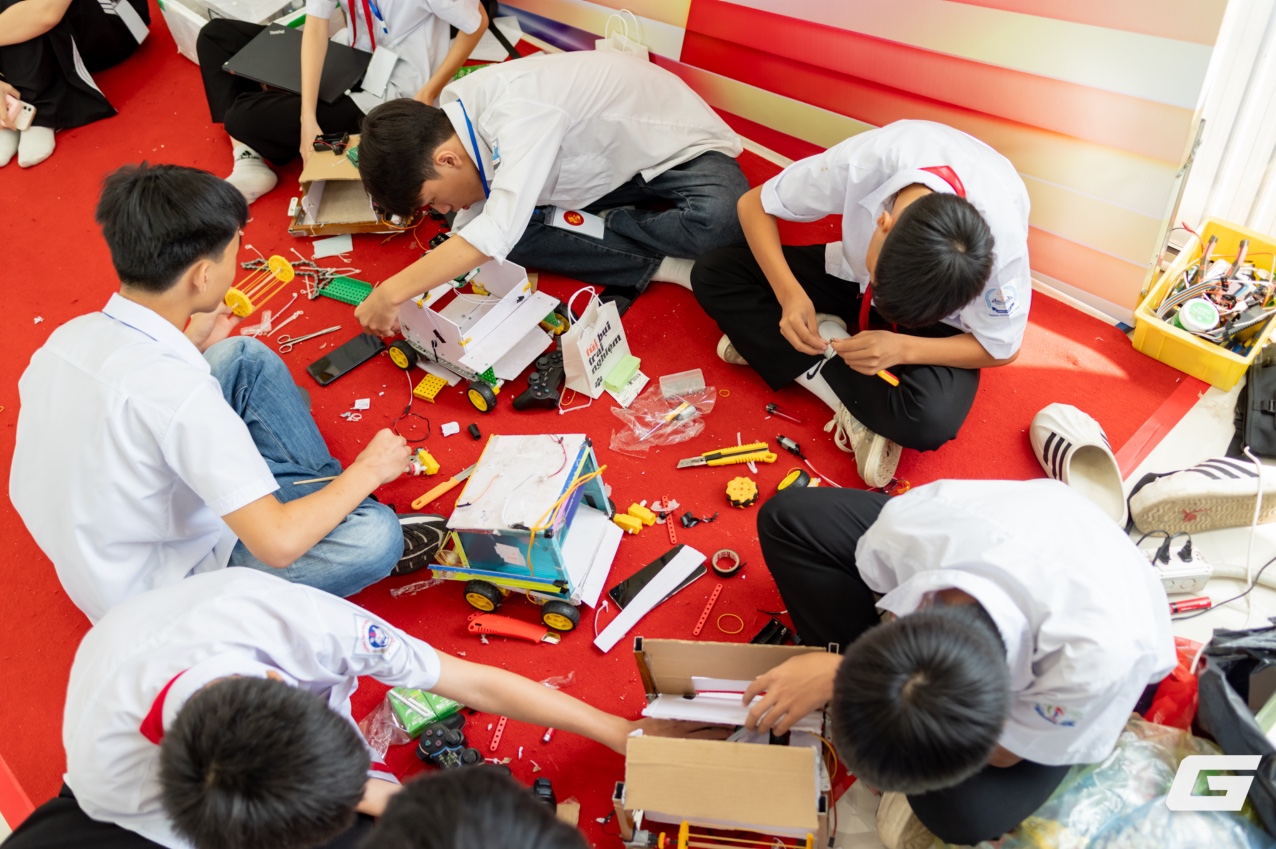 Triển lãm VIIE 2025: Hàng nghìn bạn trẻ đổ về khám phá công nghệ, trải nghiệm chuyển đổi xanh và tài chính số - Ảnh 17.