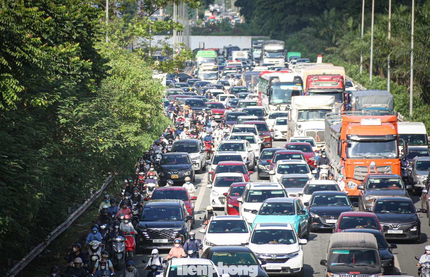 Đường gom Đại lộ Thăng Long vẫn ngập, xe nối đuôi ùn dài hàng km - Ảnh 7.