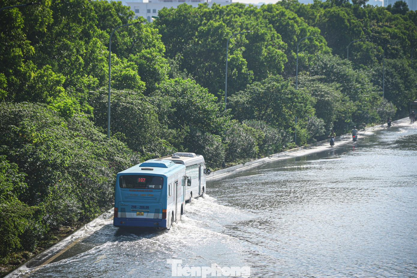 Đường gom Đại lộ Thăng Long vẫn ngập, xe nối đuôi ùn dài hàng km - Ảnh 12.