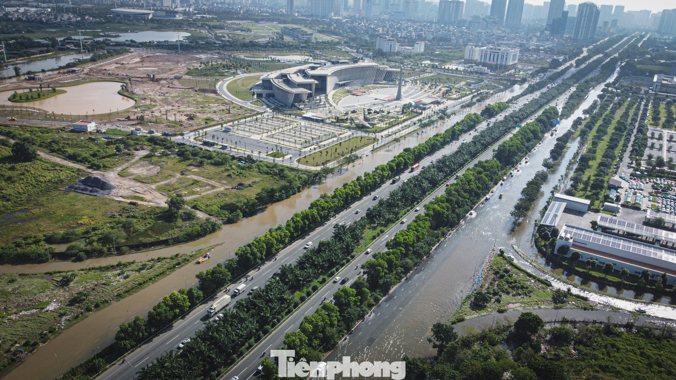 Đường gom Đại lộ Thăng Long vẫn ngập, xe nối đuôi ùn dài hàng km - Ảnh 3.