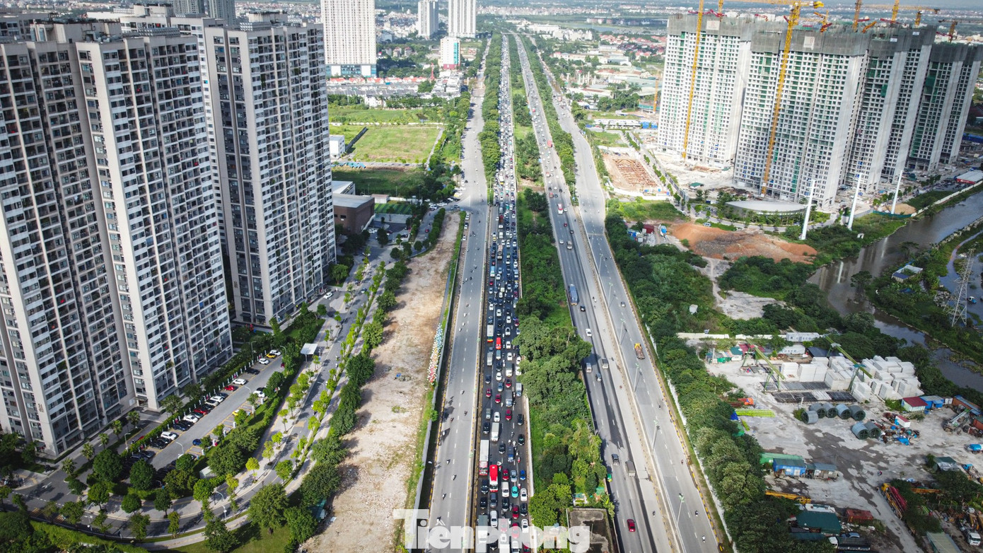Đường gom Đại lộ Thăng Long vẫn ngập, xe nối đuôi ùn dài hàng km - Ảnh 1.