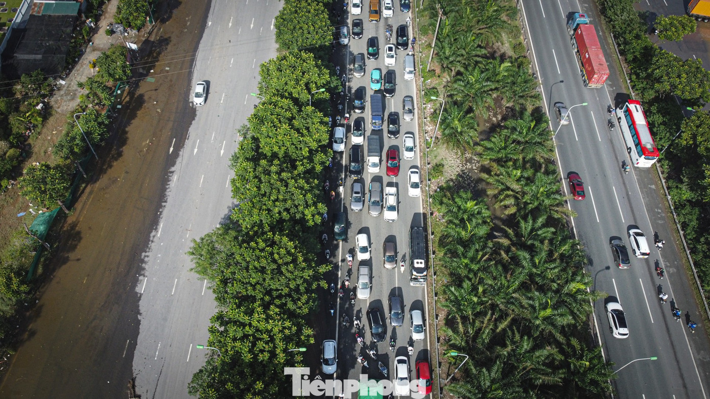 Đường gom Đại lộ Thăng Long vẫn ngập, xe nối đuôi ùn dài hàng km - Ảnh 2.