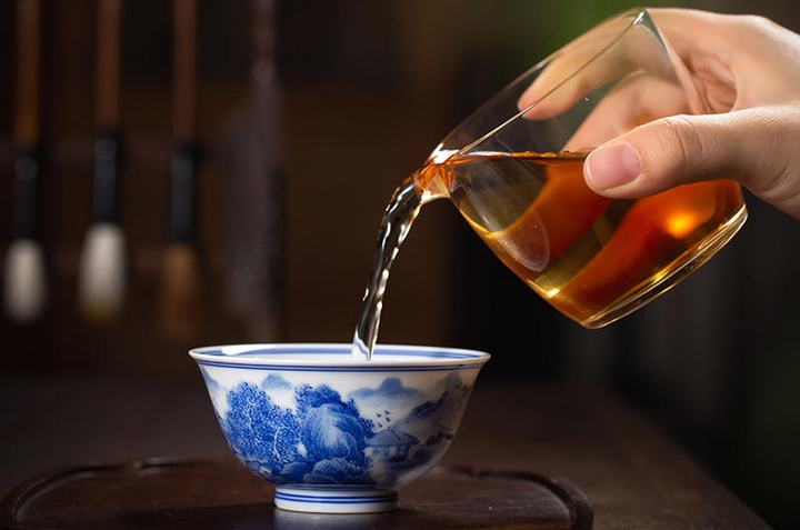 5 loại cốc không nên dùng để đựng nước nóng - Ảnh 1.