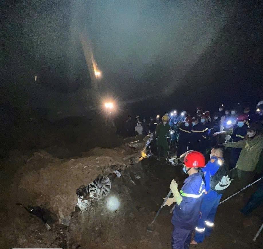 Xe bán tải do quản đốc thủy điện điều khiển chở 2 người mất tích: Tìm thấy 2 thi thể- Ảnh 3.