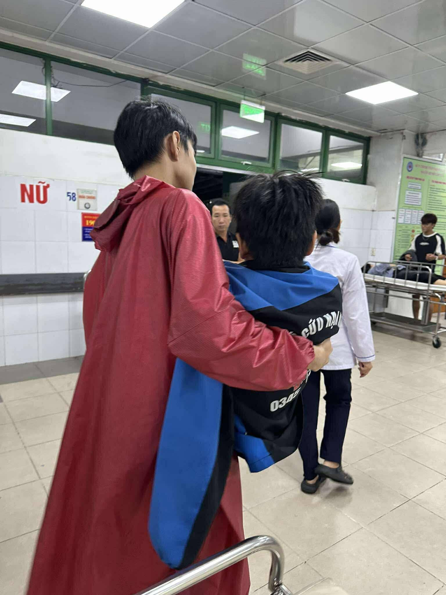 Con bình an như 1 phép màu sau khi bị lũ cuốn: Có lẽ đó là ngày tuyệt vọng nhất nhưng cũng là ngày may mắn nhất trong đời người mẹ- Ảnh 5. Con bình an như 1 phép màu sau khi bị lũ cuốn: Có lẽ đó là ngày tuyệt vọng nhất nhưng cũng là ngày may mắn nhất trong đời người mẹ- Ảnh 5.