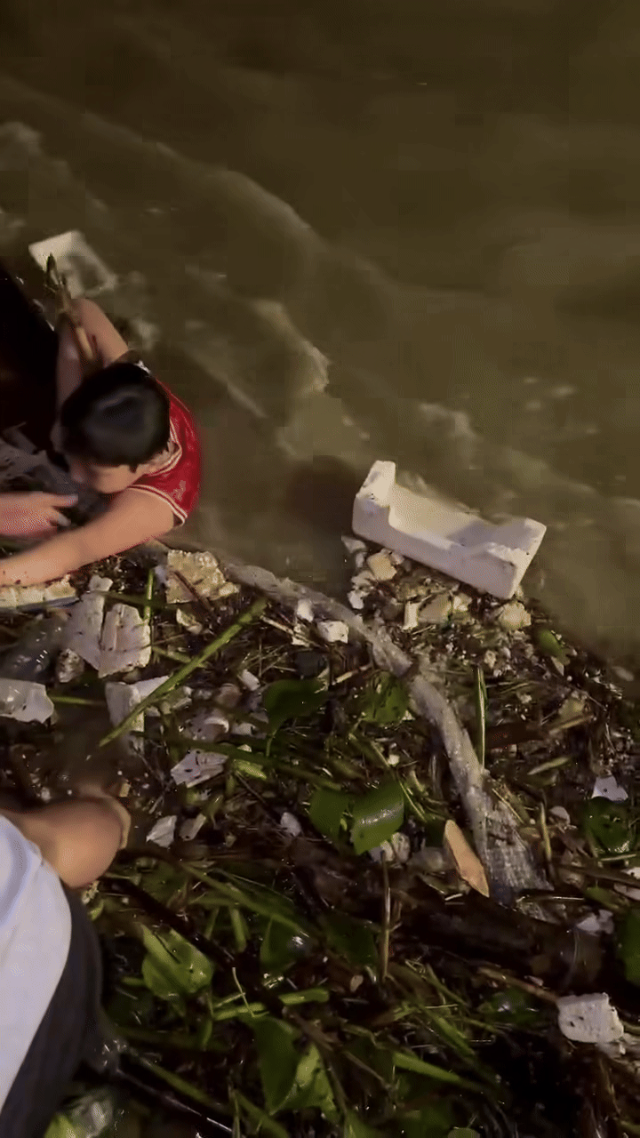 Đà Nẵng: Bé trai được cứu sống khi đang lênh đênh trên sông Hàn, khoảnh khắc khiến tất cả vỡ òa- Ảnh 1.