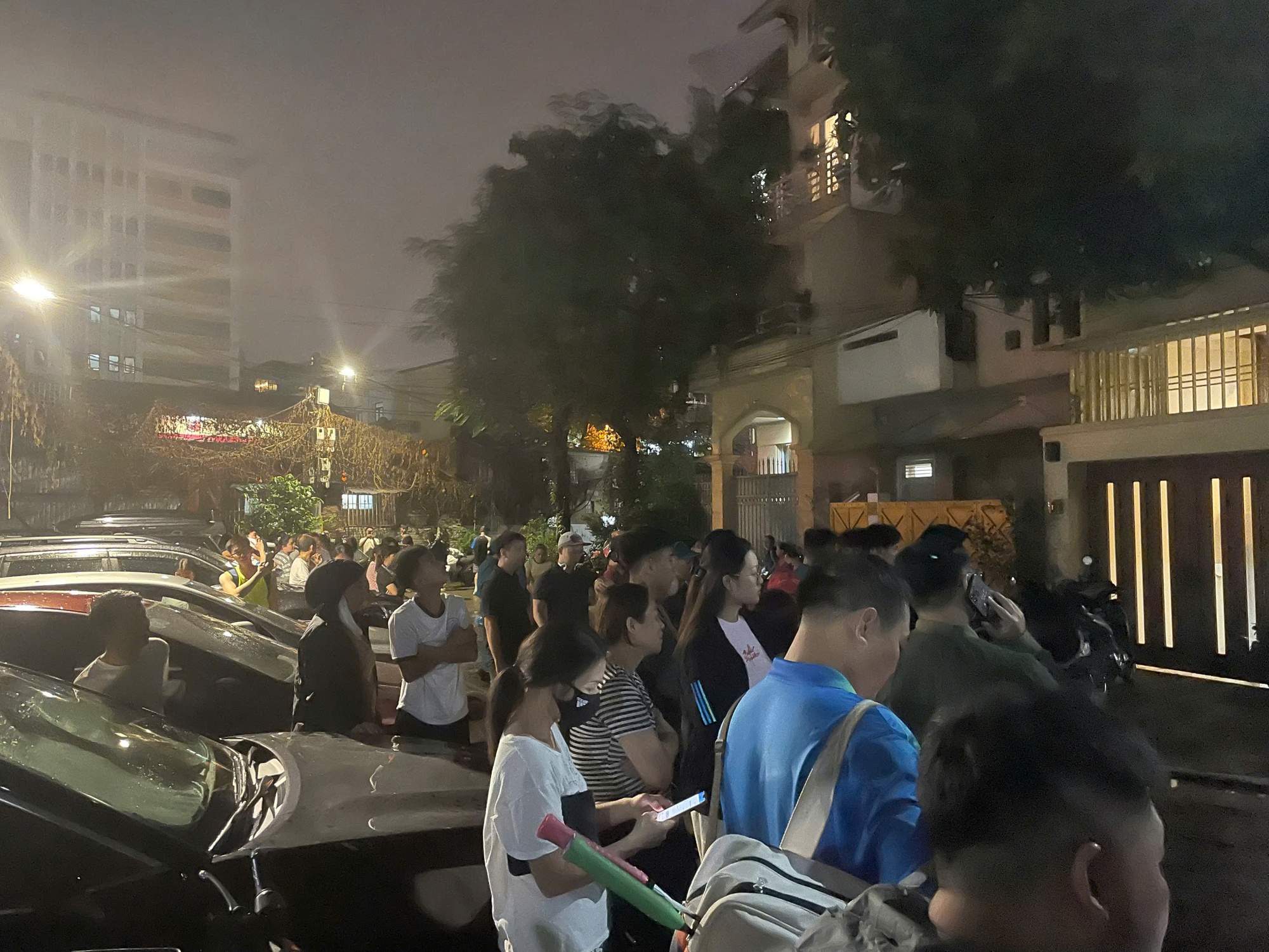 Cháy chung cư 15B Đông Quan: Người dân kịp thời sơ tán an toàn - Ảnh 1. Cháy chung cư 15B Đông Quan: Người dân kịp thời sơ tán an toàn - Ảnh 1.