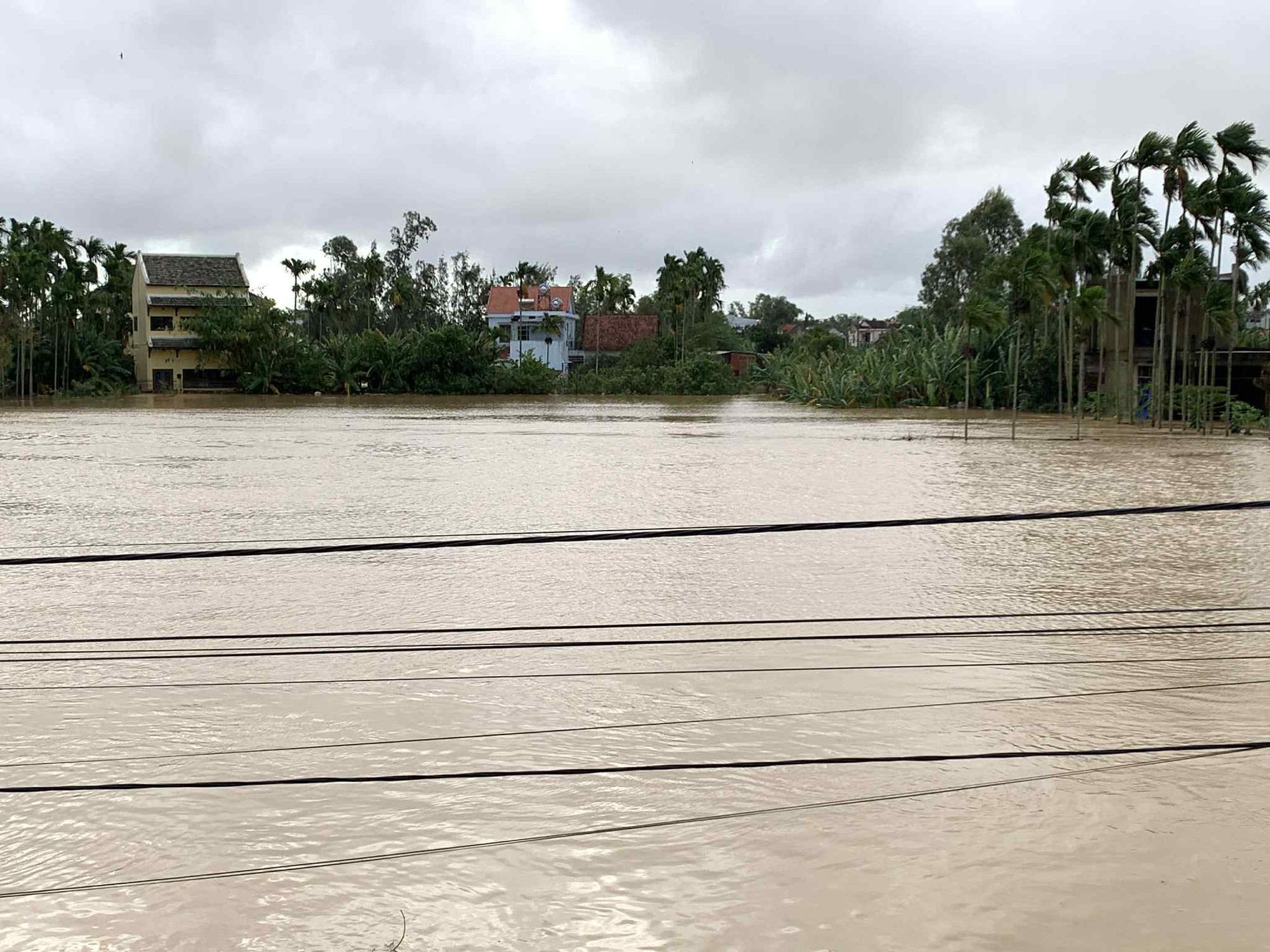 Nắng lên nhưng nhiều nhà dân ở Đà Nẵng vẫn đang ngập nặng sau mưa lớn - Ảnh 1. Nắng lên nhưng nhiều nhà dân ở Đà Nẵng vẫn đang ngập nặng sau mưa lớn - Ảnh 1.