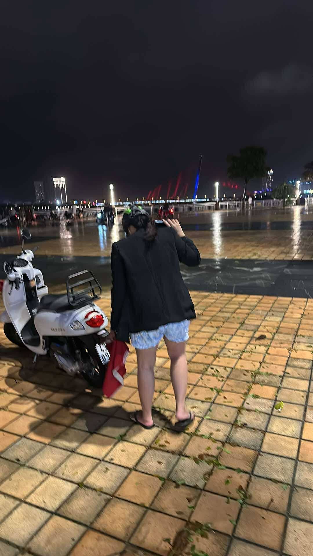 Con bình an như 1 phép màu sau khi bị lũ cuốn: Có lẽ đó là ngày tuyệt vọng nhất nhưng cũng là ngày may mắn nhất trong đời người mẹ- Ảnh 1. Con bình an như 1 phép màu sau khi bị lũ cuốn: Có lẽ đó là ngày tuyệt vọng nhất nhưng cũng là ngày may mắn nhất trong đời người mẹ- Ảnh 1.