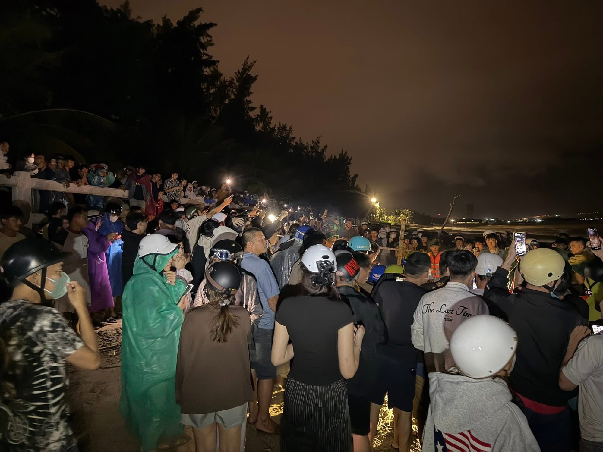 Cá ông dạt vào bờ biển là điềm tốt hay xấu? Ngư dân 40 năm đưa ra giải thích cho những ai chưa biết- Ảnh 3. Cá ông dạt vào bờ biển là điềm tốt hay xấu? Ngư dân 40 năm đưa ra giải thích cho những ai chưa biết- Ảnh 3.