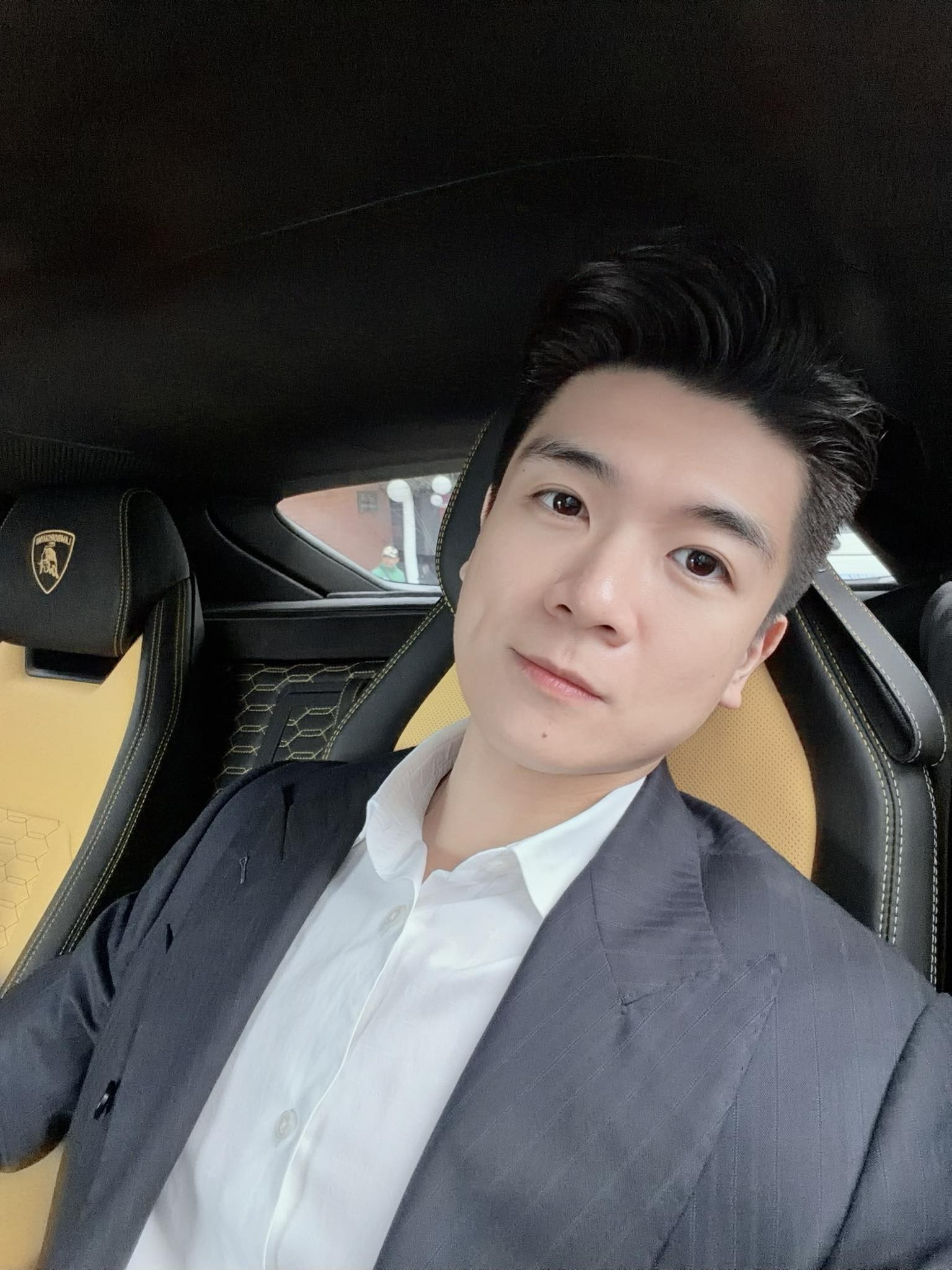 Không nhận ra Phó tổng đạo mạo nhà bầu Hiển với khoảnh khắc Tổng tài  Không nhận ra Phó tổng đạo mạo nhà bầu Hiển với khoảnh khắc Tổng tài