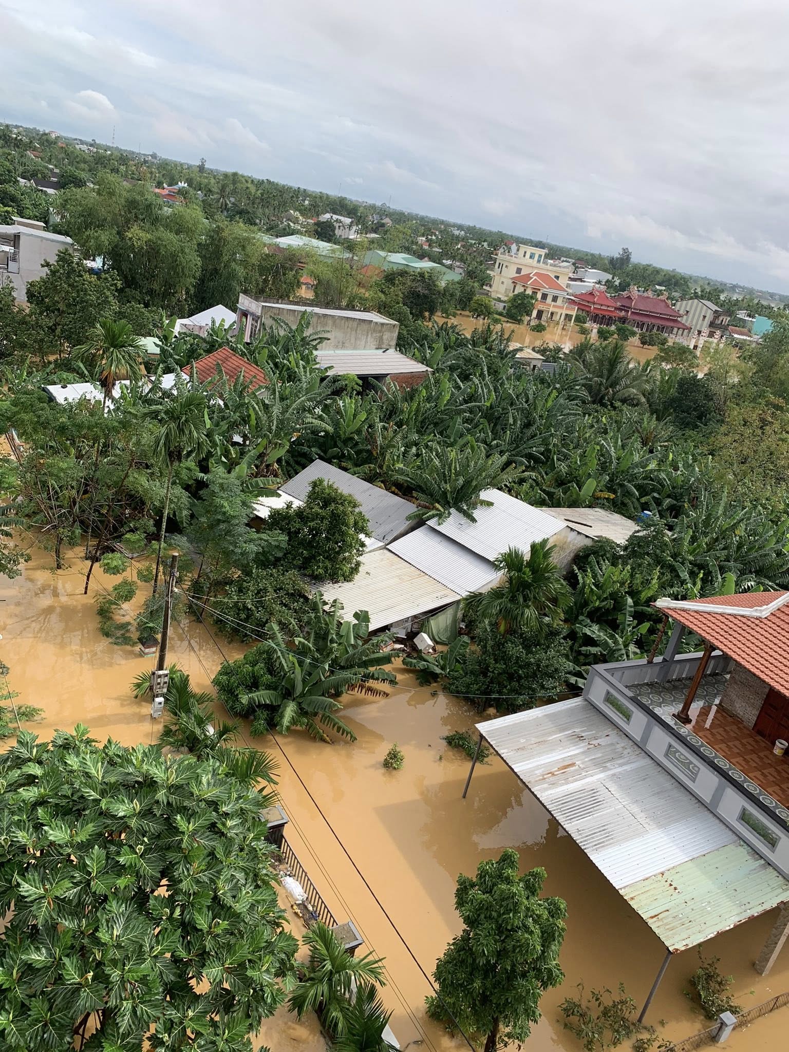 Nắng lên nhưng nhiều nhà dân ở Đà Nẵng vẫn đang ngập nặng sau mưa lớn - Ảnh 7. Nắng lên nhưng nhiều nhà dân ở Đà Nẵng vẫn đang ngập nặng sau mưa lớn - Ảnh 7.