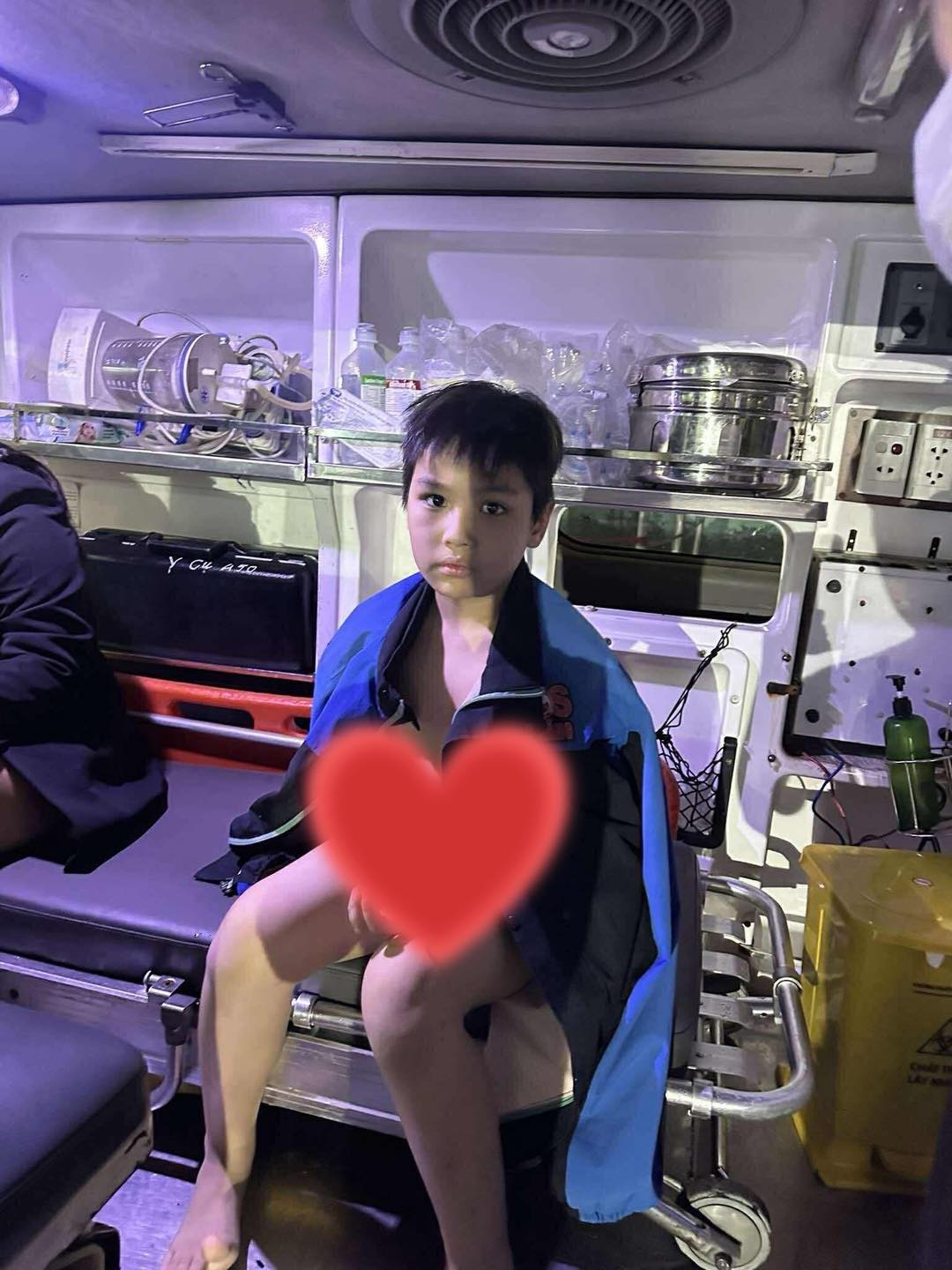 Con bình an như 1 phép màu sau khi bị lũ cuốn: Có lẽ đó là ngày tuyệt vọng nhất nhưng cũng là ngày may mắn nhất trong đời người mẹ- Ảnh 4. Con bình an như 1 phép màu sau khi bị lũ cuốn: Có lẽ đó là ngày tuyệt vọng nhất nhưng cũng là ngày may mắn nhất trong đời người mẹ- Ảnh 4.