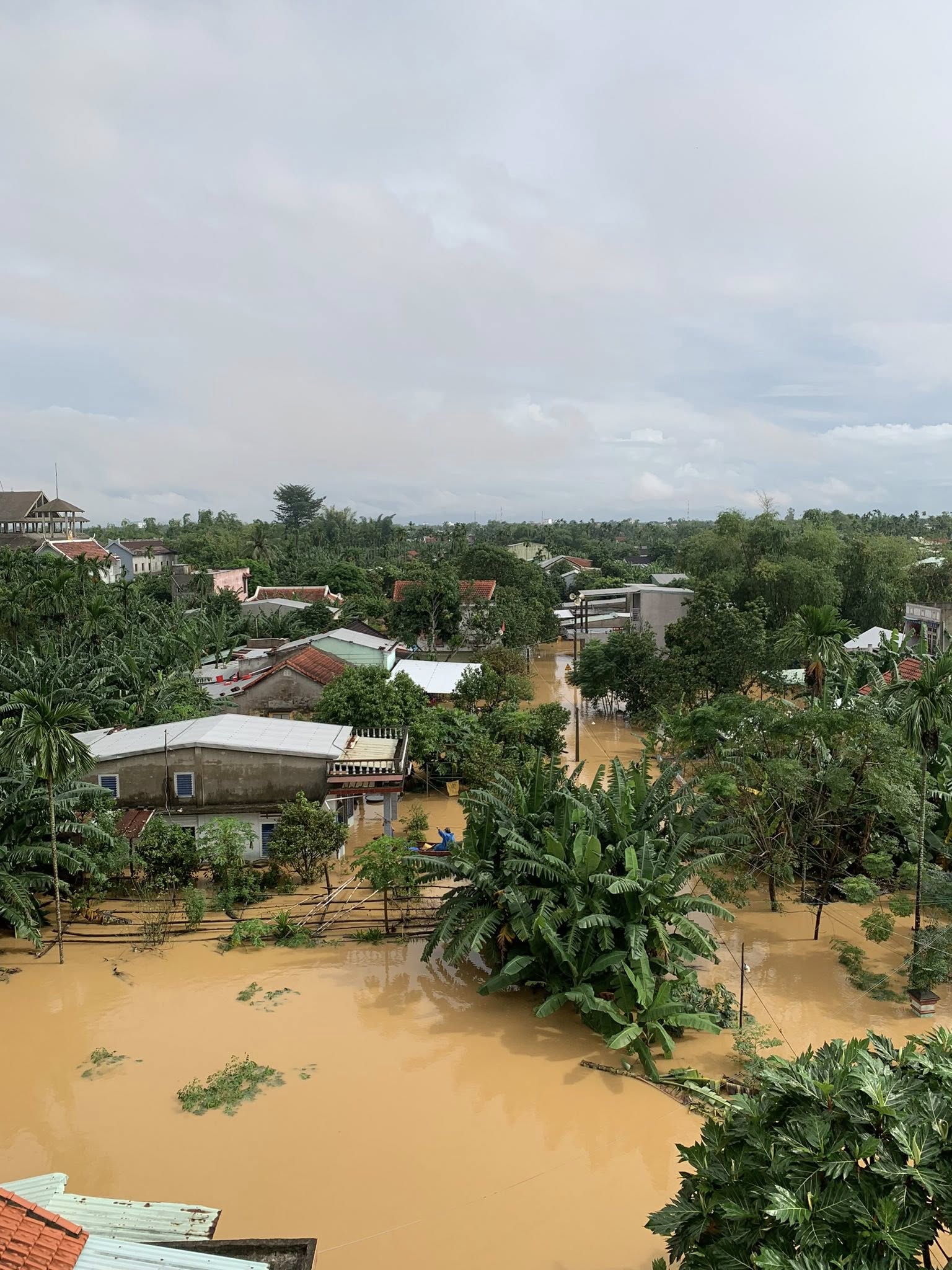 Nắng lên nhưng nhiều nhà dân ở Đà Nẵng vẫn đang ngập nặng sau mưa lớn - Ảnh 6. Nắng lên nhưng nhiều nhà dân ở Đà Nẵng vẫn đang ngập nặng sau mưa lớn - Ảnh 6.