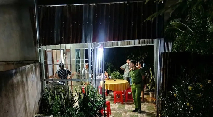 Bé gái 4 tuổi ở Lâm Đồng bị nước cuốn trôi khi cha mẹ dọn đồ chạy lũ - Ảnh 1. Bé gái 4 tuổi ở Lâm Đồng bị nước cuốn trôi khi cha mẹ dọn đồ chạy lũ - Ảnh 1.