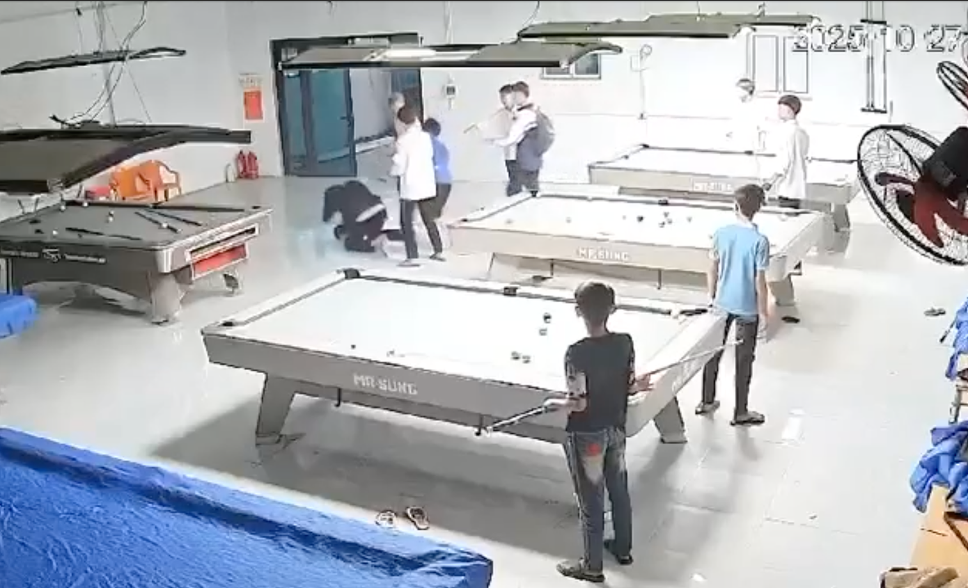 Nam sinh lớp 10 bị nhóm bạn dùng gậy bi-a đánh nhập viện - Ảnh 1. Nam sinh lớp 10 bị nhóm bạn dùng gậy bi-a đánh nhập viện - Ảnh 1.