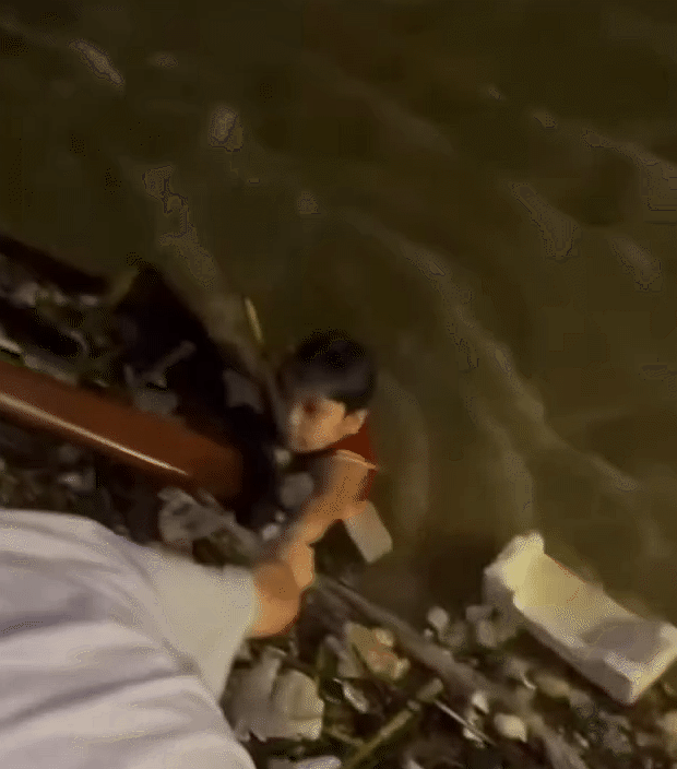 Con bình an như 1 phép màu sau khi bị lũ cuốn: Có lẽ đó là ngày tuyệt vọng nhất nhưng cũng là ngày may mắn nhất trong đời người mẹ- Ảnh 2. Con bình an như 1 phép màu sau khi bị lũ cuốn: Có lẽ đó là ngày tuyệt vọng nhất nhưng cũng là ngày may mắn nhất trong đời người mẹ- Ảnh 2.