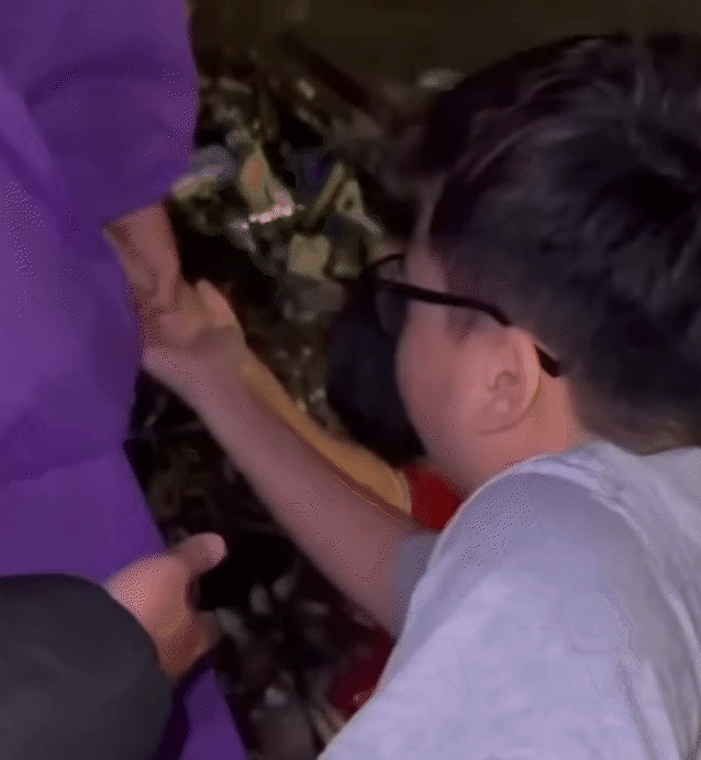 Con bình an như 1 phép màu sau khi bị lũ cuốn: Có lẽ đó là ngày tuyệt vọng nhất nhưng cũng là ngày may mắn nhất trong đời người mẹ- Ảnh 3. Con bình an như 1 phép màu sau khi bị lũ cuốn: Có lẽ đó là ngày tuyệt vọng nhất nhưng cũng là ngày may mắn nhất trong đời người mẹ- Ảnh 3.