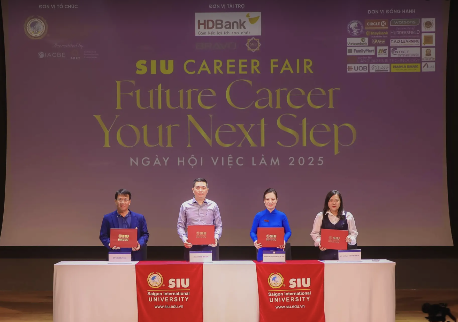 Ngày hội việc làm SIU Career Fair 2025: Cánh cửa nghề nghiệp mở rộng cho học sinh và sinh viên- Ảnh 4. Ngày hội việc làm SIU Career Fair 2025: Cánh cửa nghề nghiệp mở rộng cho học sinh và sinh viên- Ảnh 4.