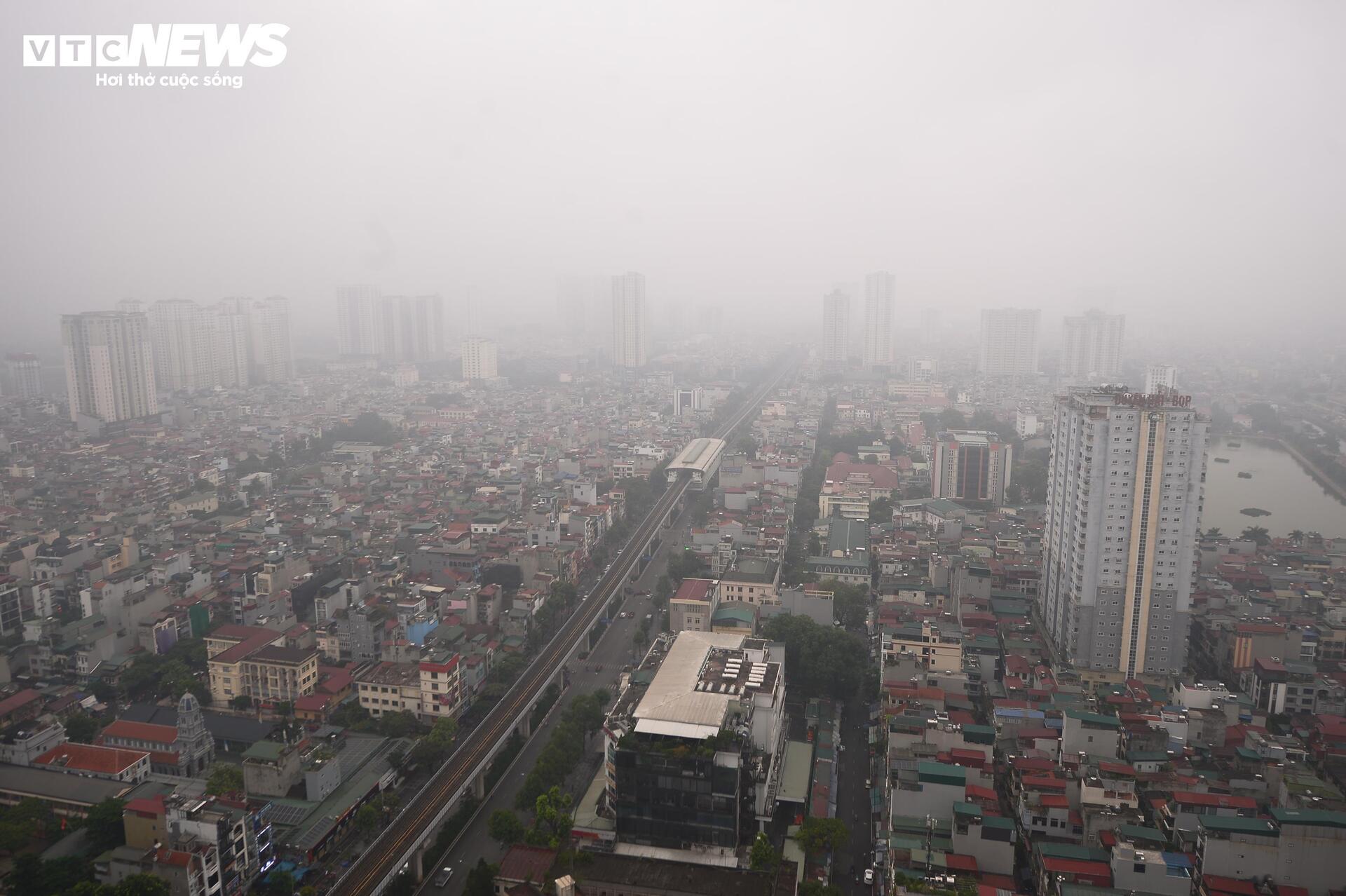 Hà Nội mịt mờ trong mưa lạnh, đường phố ùn tắc đến gần trưa - Ảnh 1. Hà Nội mịt mờ trong mưa lạnh, đường phố ùn tắc đến gần trưa - Ảnh 1.