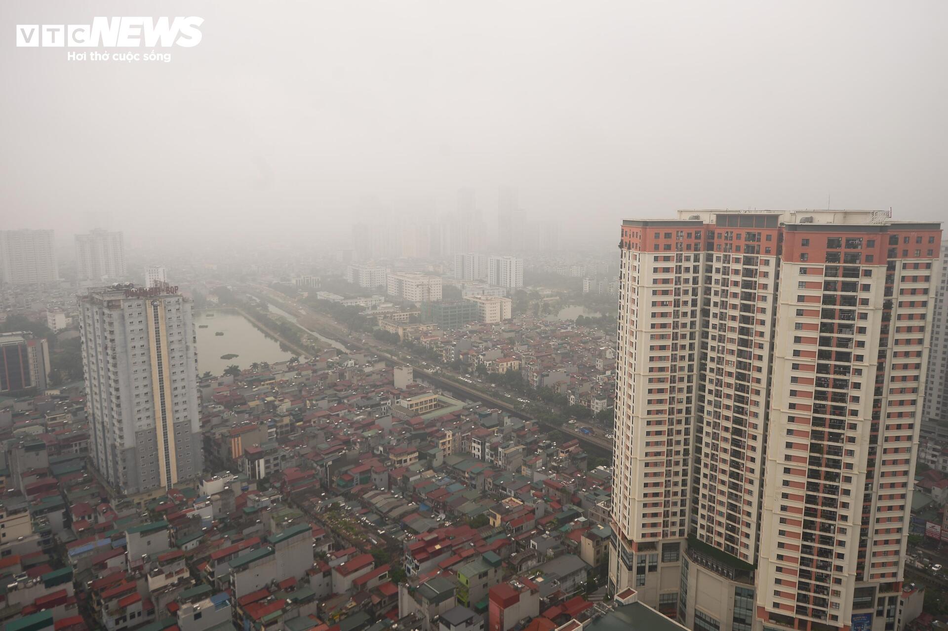 Hà Nội mịt mờ trong mưa lạnh, đường phố ùn tắc đến gần trưa - Ảnh 2. Hà Nội mịt mờ trong mưa lạnh, đường phố ùn tắc đến gần trưa - Ảnh 2.