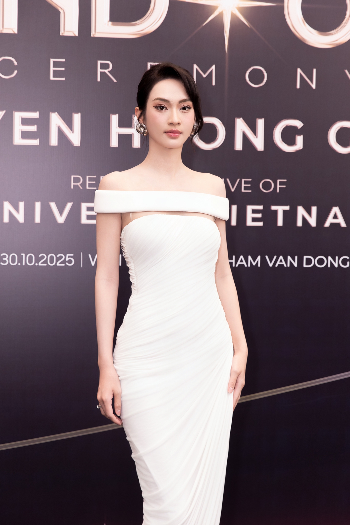 Họp báo Miss Universe Vietnam: Hương Giang slay, Chi Pu - Hồ Ngọc Hà nổi bần bật giữa dàn mỹ nhân diện đồ  Họp báo Miss Universe Vietnam: Hương Giang slay, Chi Pu - Hồ Ngọc Hà nổi bần bật giữa dàn mỹ nhân diện đồ