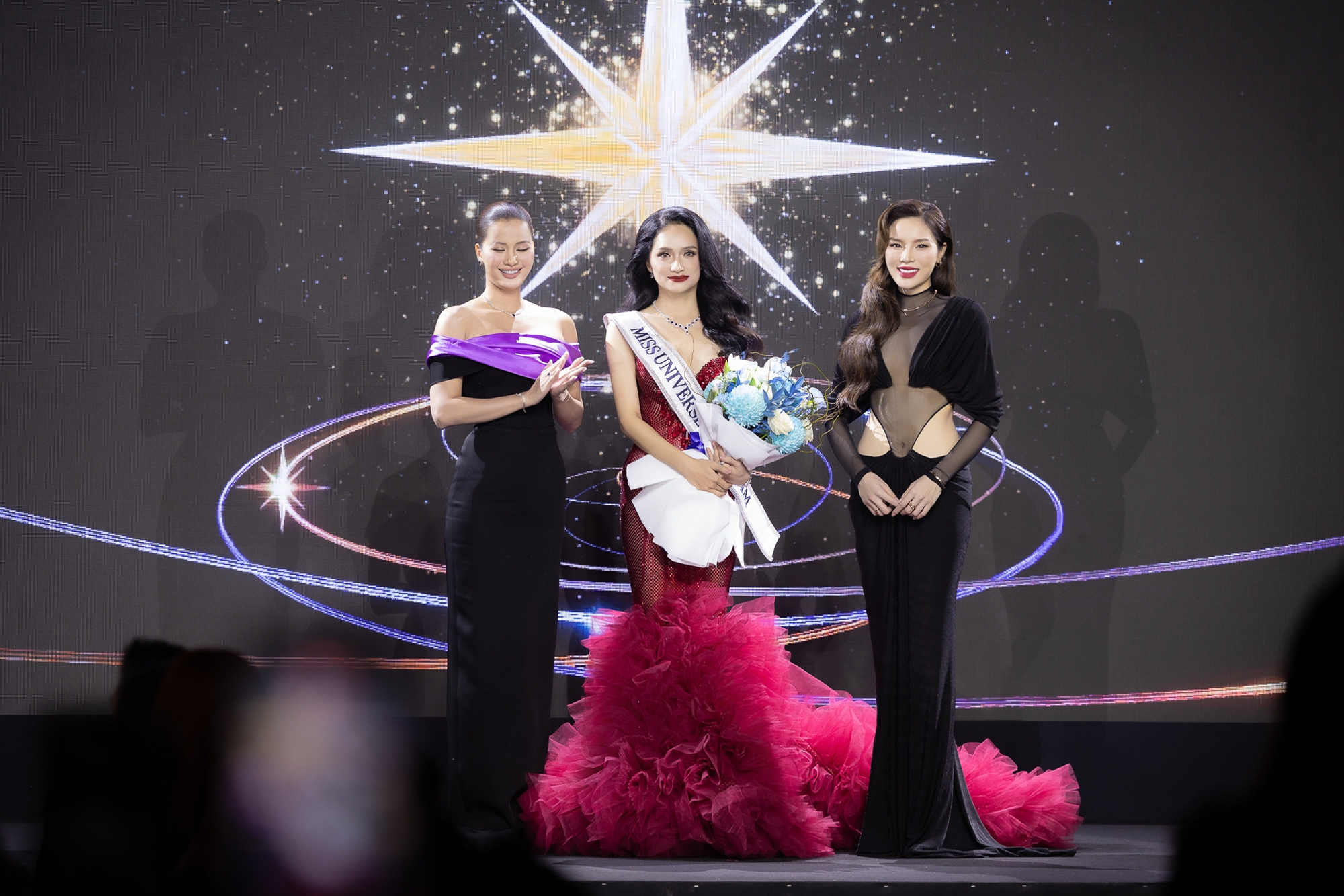 Hương Giang bật khóc nhận sash tại họp báo Miss Universe Vietnam, Hồ Ngọc Hà - Chi Pu và nửa showbiz ủng hộ hết mình- Ảnh 4. Hương Giang bật khóc nhận sash tại họp báo Miss Universe Vietnam, Hồ Ngọc Hà - Chi Pu và nửa showbiz ủng hộ hết mình- Ảnh 4.