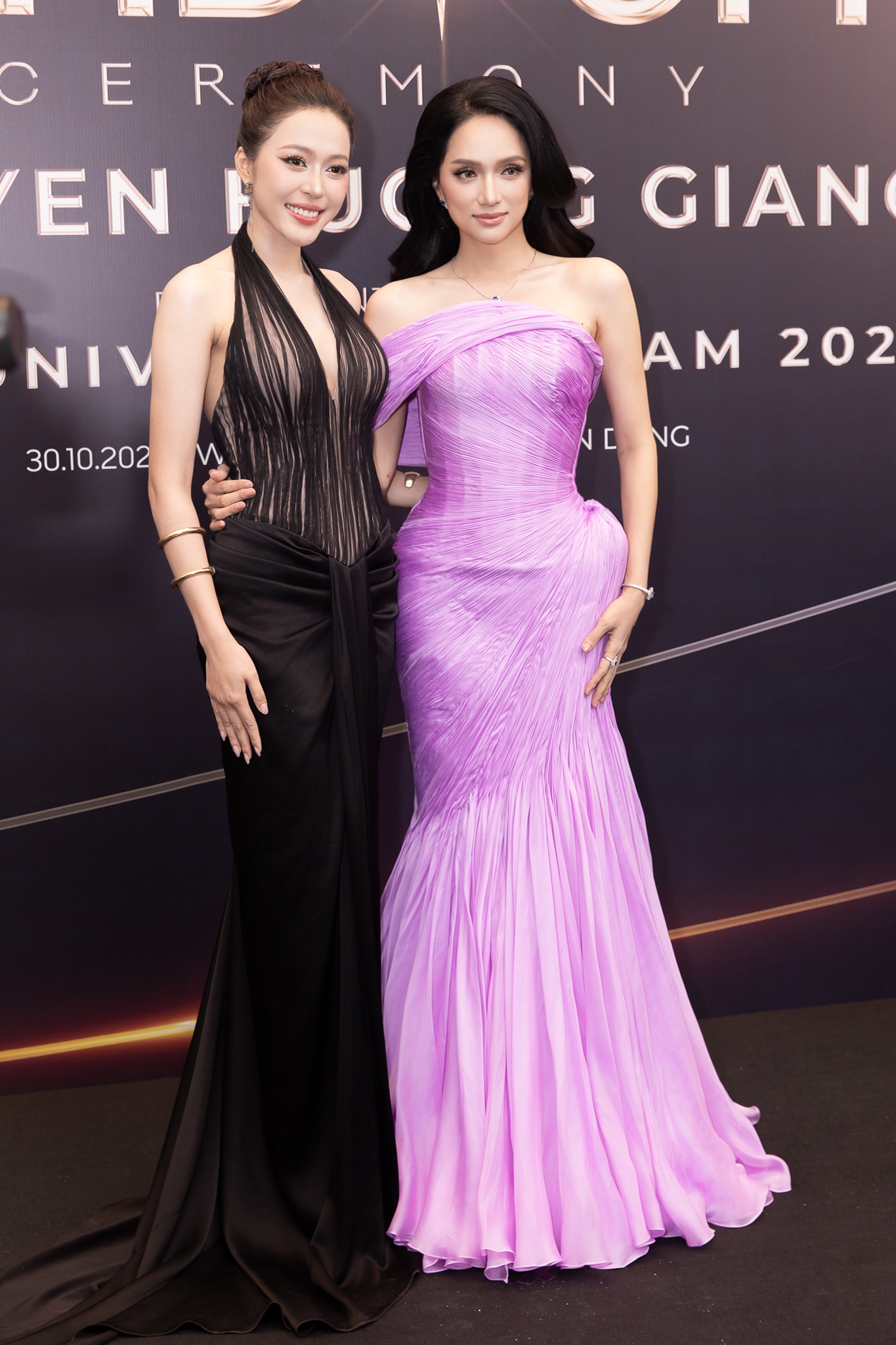 Họp báo Miss Universe Vietnam: Hương Giang slay, Chi Pu - Hồ Ngọc Hà nổi bần bật giữa dàn mỹ nhân diện đồ  Họp báo Miss Universe Vietnam: Hương Giang slay, Chi Pu - Hồ Ngọc Hà nổi bần bật giữa dàn mỹ nhân diện đồ