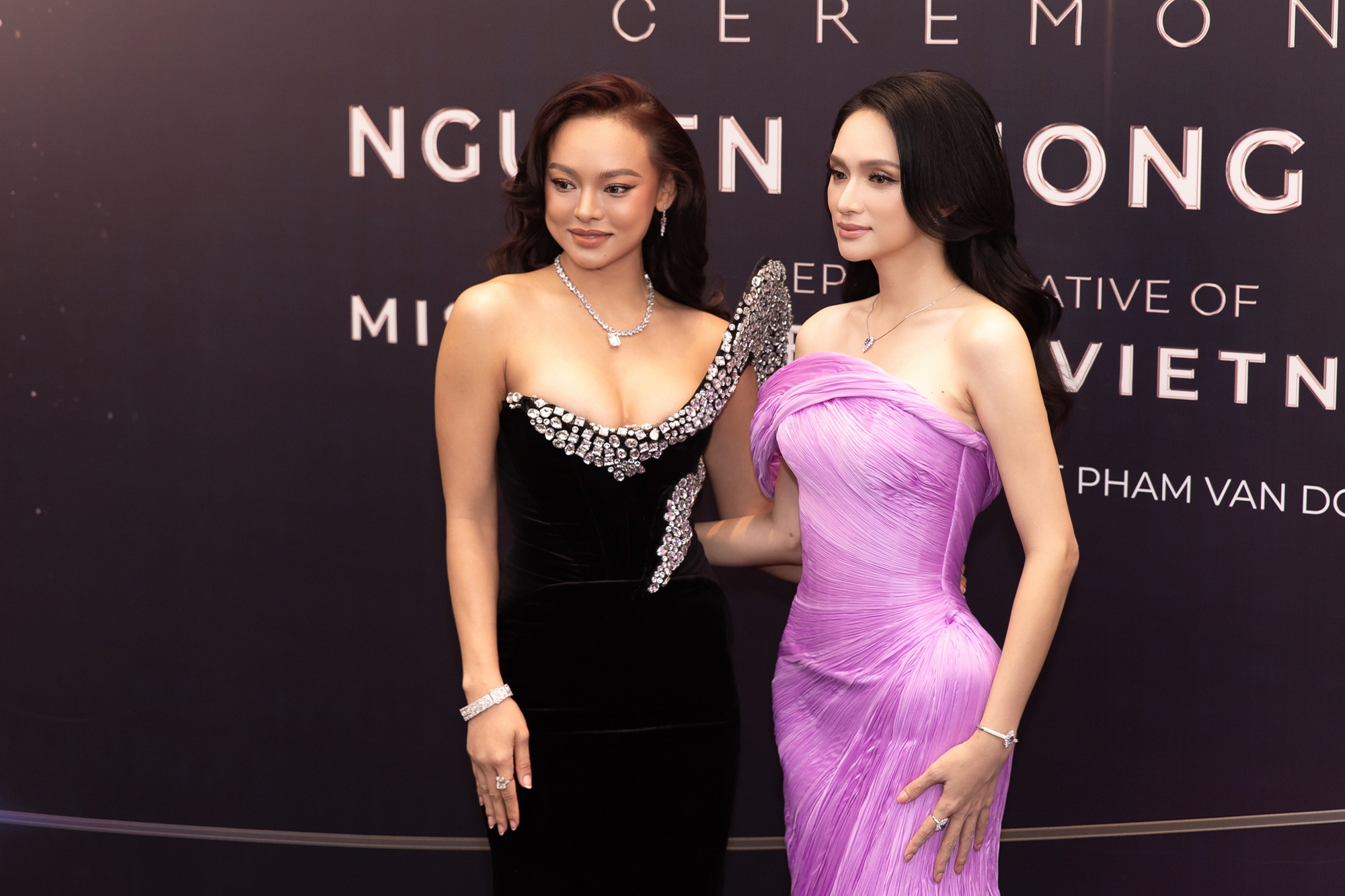 Họp báo Miss Universe Vietnam: Hương Giang slay, Chi Pu - Hồ Ngọc Hà nổi bần bật giữa dàn mỹ nhân diện đồ  Họp báo Miss Universe Vietnam: Hương Giang slay, Chi Pu - Hồ Ngọc Hà nổi bần bật giữa dàn mỹ nhân diện đồ